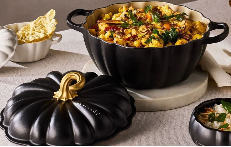 LE CREUSET COCOTTE CITROUILLE SIGNATURE 24CM NOIR MAT POIGNEE DOREE